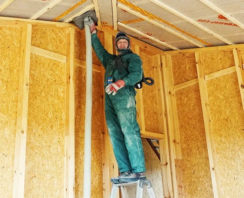 Einblasdämmung - Dämmung bei der Arbeit in Karlsruhe